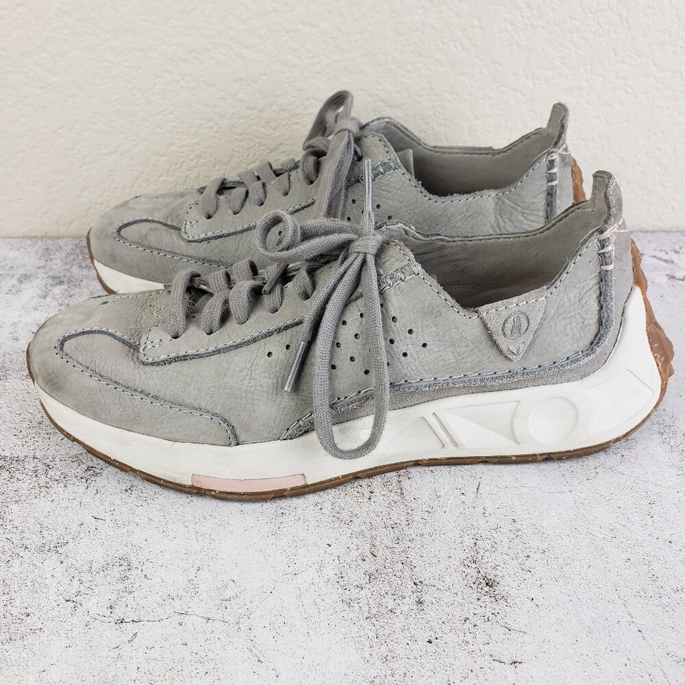 CLARKS Craft Speed Sneaker In Stone Nubuck Gray Leather size 7M Women's